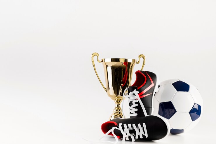 Photo gratuit composition de football avec des chaussures balle et trophée