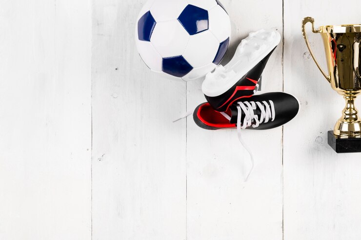Photo gratuit composition de football avec copyspace sur la gauche