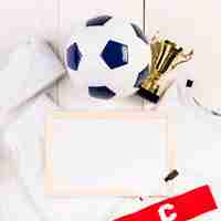 Photo gratuite composition de football avec gros plan de tableau blanc