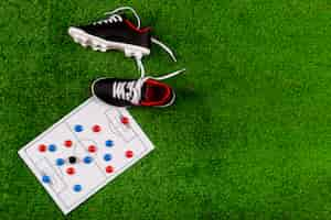 Photo gratuite composition de football avec planche et chaussures