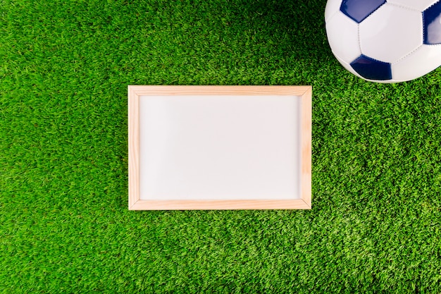 Photo gratuite composition de football avec tableau blanc et balle