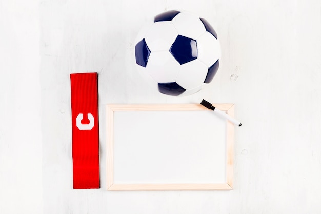 Photo gratuite composition de football avec tableau blanc et balle