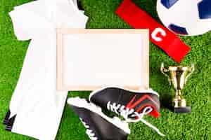 Photo gratuite composition de football avec tableau blanc