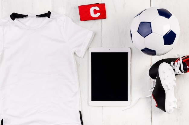 Photo gratuite composition de football avec tablette