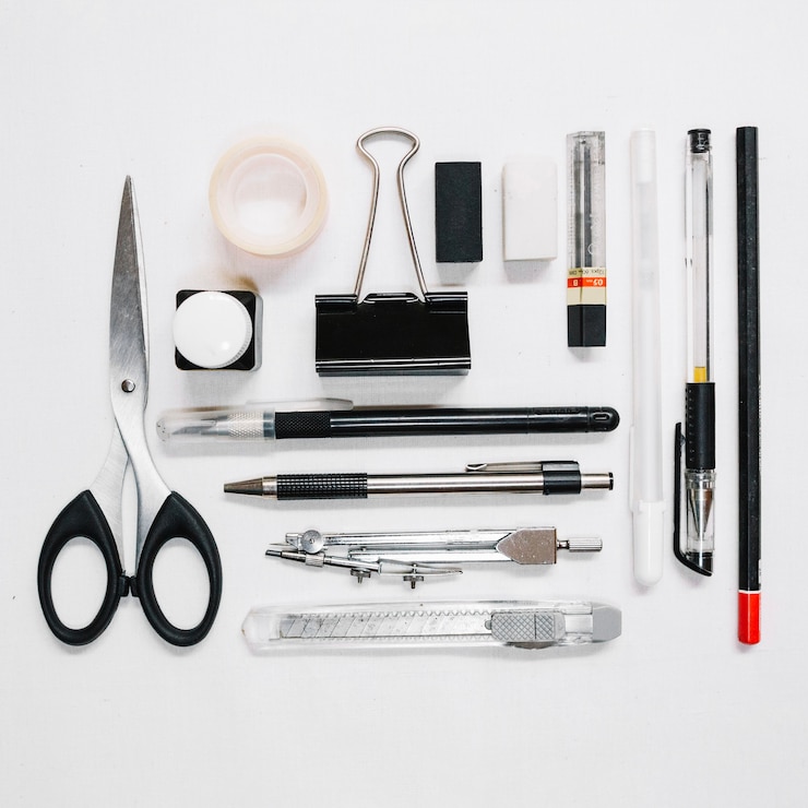 Photo gratuit composition de fournitures de bureau noir et blanc