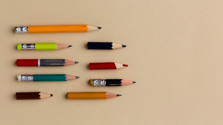 Photo gratuit composition de fournitures scolaires nature morte