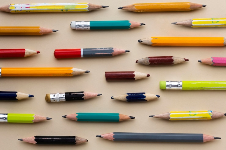 Photo gratuit composition de fournitures scolaires nature morte