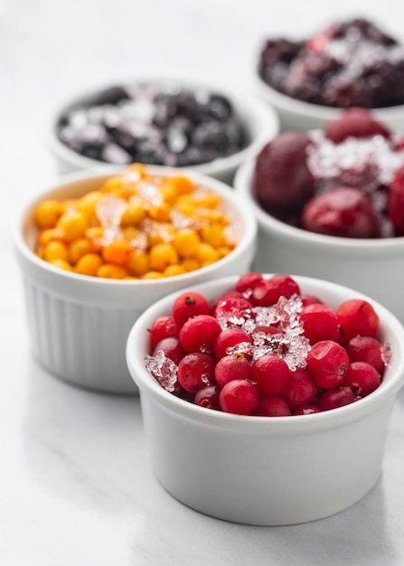 Photo gratuite composition avec des friandises glacées sur la table