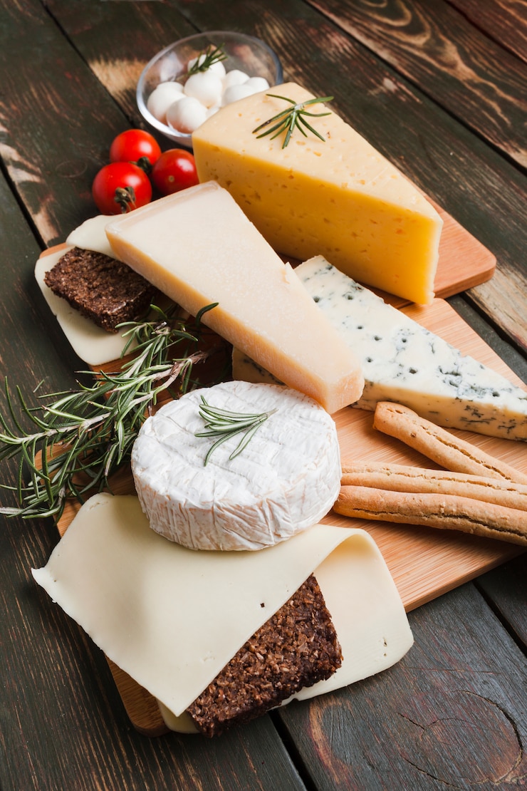 Photo gratuit composition de fromage isométrique