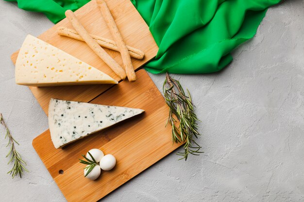 Composition de fromage à plat avec fond