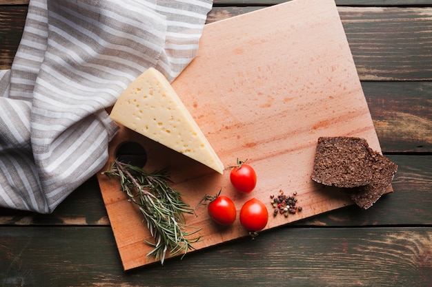 Composition de fromage à plat avec fond