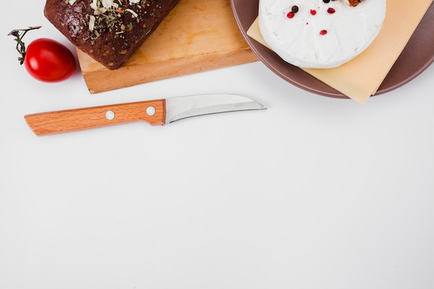 Composition de fromage à plat avec fond