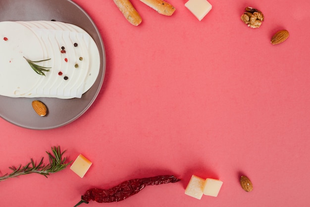 Composition de fromage à plat avec fond