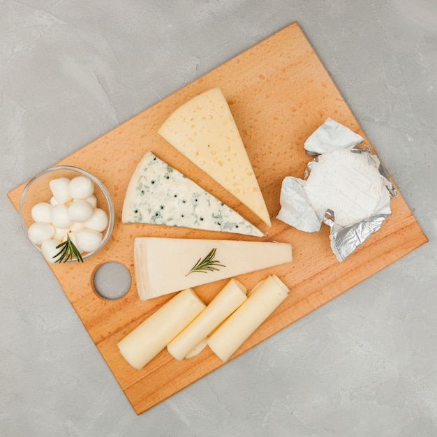 Photo gratuite composition de fromage à plat