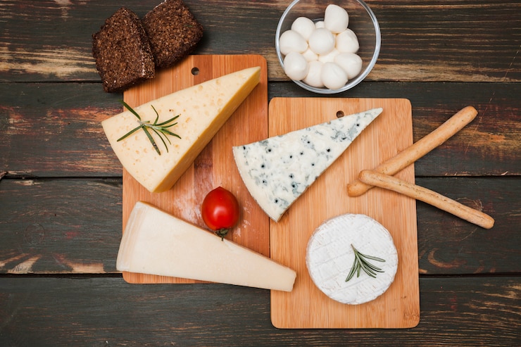 Photo gratuit composition de fromage à plat