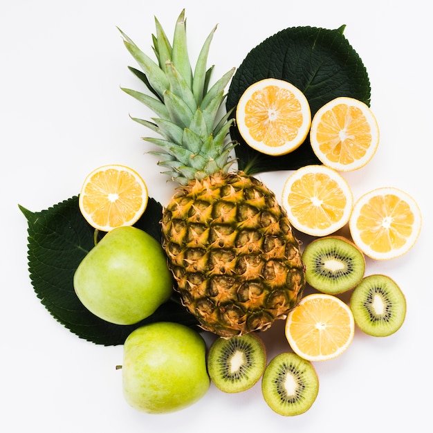 Photo gratuite composition de fruits exotiques frais sur fond blanc