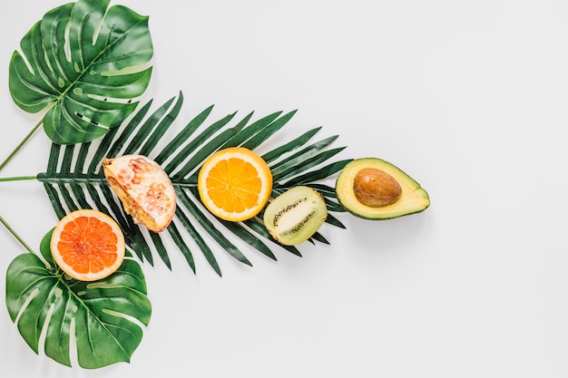 Composition De Fruits Sur Feuilles