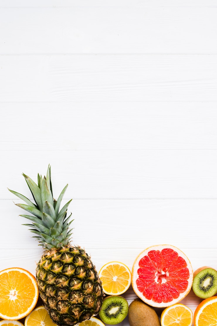 Photo gratuit composition de fruits tropicaux colorés en tranches