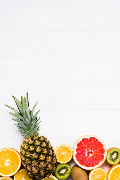 Composition de fruits tropicaux colorés en tranches