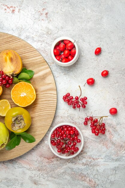 Composition de fruits vue de dessus sur tableau blanc