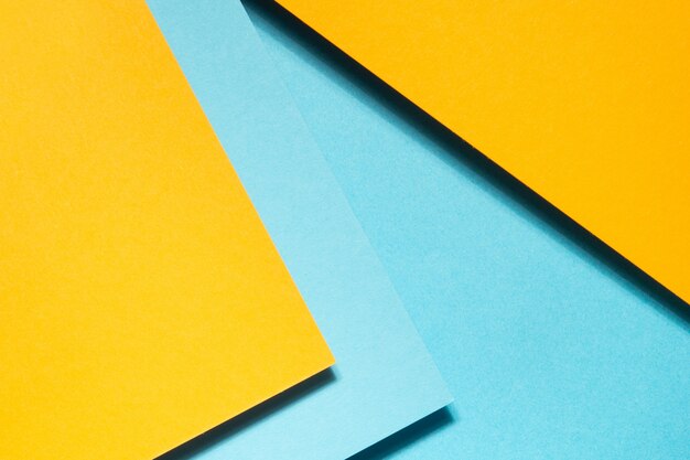 composition géométrique en carton bleu et jaune