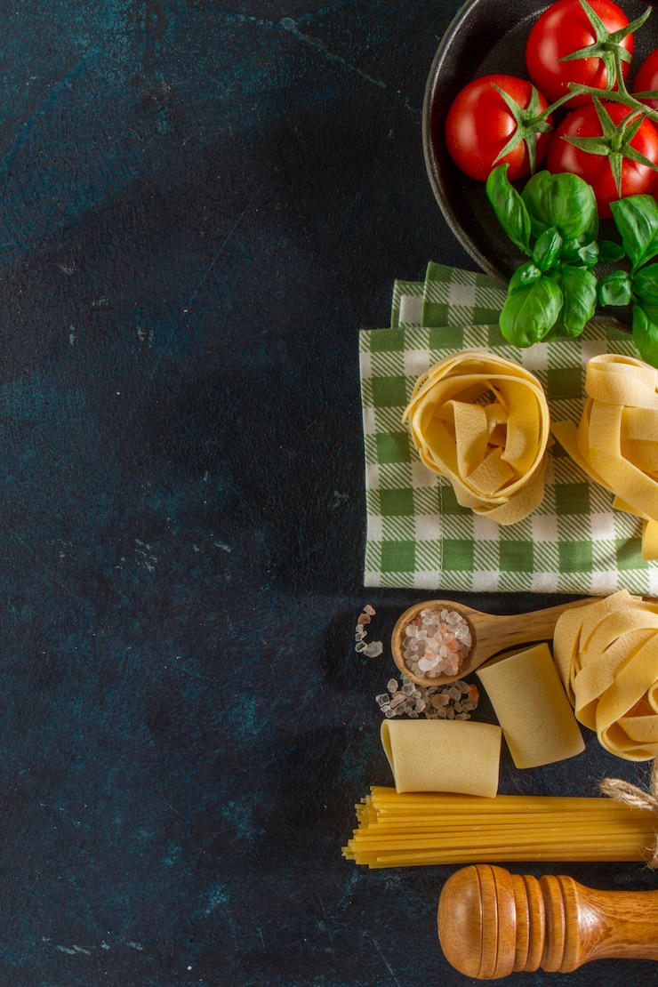 Photo gratuit composition avec une grande variété de pâtes, tomates et basilic