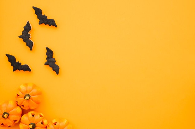 Composition d&#39;Halloween avec des chauves-souris, des citrouilles et de l&#39;espace