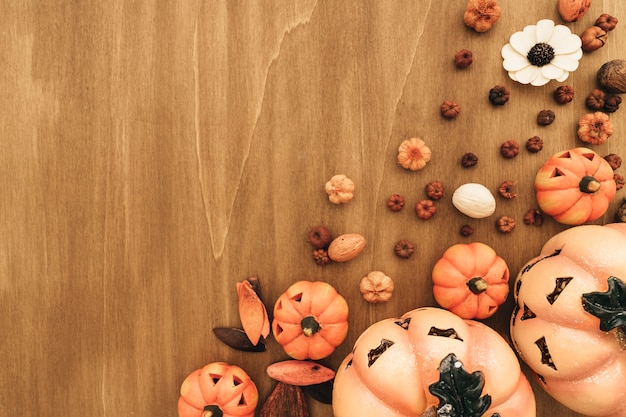 Photo gratuite composition d'halloween avec des citrouilles et de l'espace