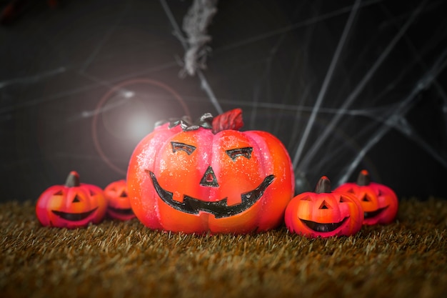 Photo gratuite composition de halloween avec des citrouilles maléfiques
