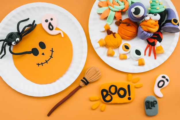 Composition d&#39;Halloween avec figurines en plasticine