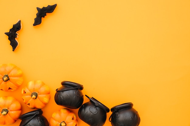 Composition de Halloween avec des pots de thé