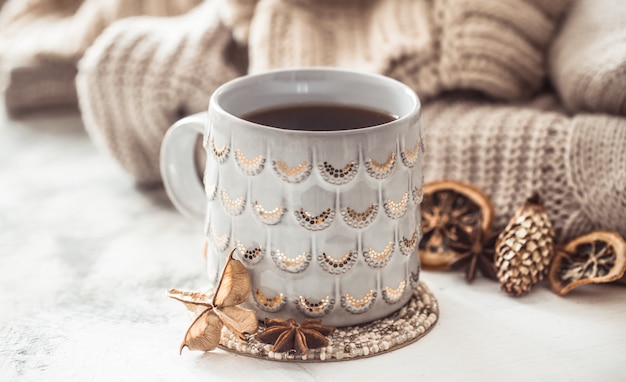 Photo gratuite composition d'hiver confortable avec une tasse et un pull