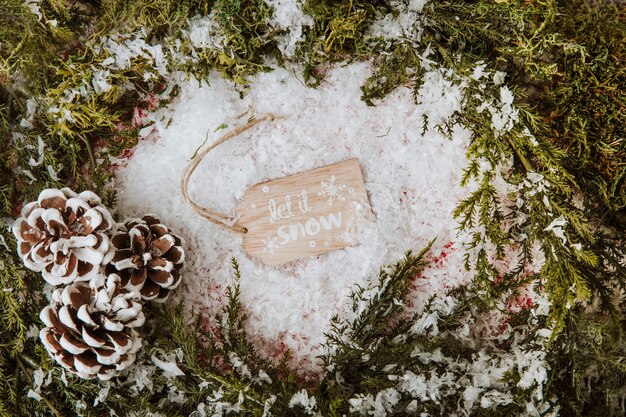 Composition d&#39;hiver avec étiquette entre les branches de sapin