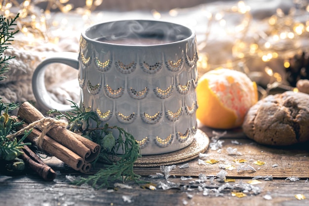 Photo gratuite composition d'hiver avec une tasse de café cannelle et biscuits