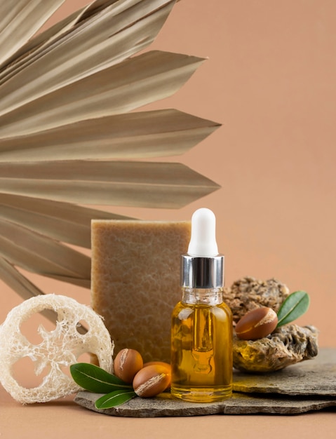 Photo gratuite composition d'huile d'argan saine vue de face