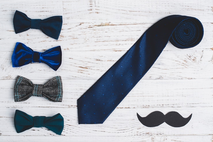 Photo gratuit la composition de jour de père avec moustache, cravate et noeud papillon