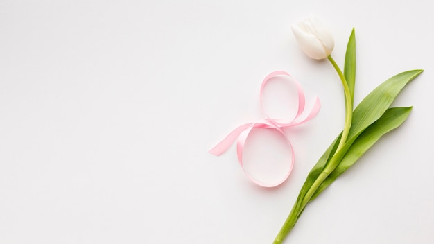 Photo gratuite composition de la journée des femmes à plat avec tulipe blanche et espace de copie