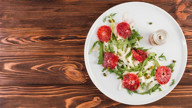 Photo gratuite composition laïque plat de la cuisine mexicaine avec fond