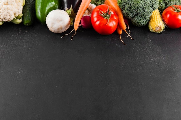 Photo gratuite composition des légumes avec de l'espace sur le fond