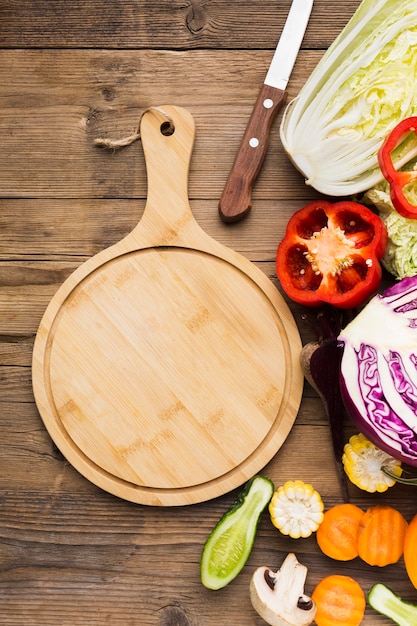 Composition de légumes à plat sur fond de bois