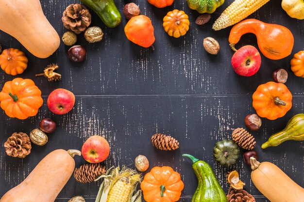 Composition de légumes sur tableau noir