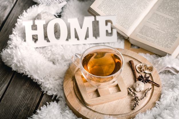 Composition avec des lettres en bois et une tasse de thé