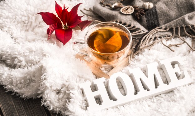 Composition avec des lettres en bois et une tasse de thé