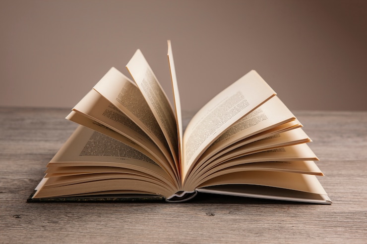 Photo gratuit composition de livre avec livre ouvert