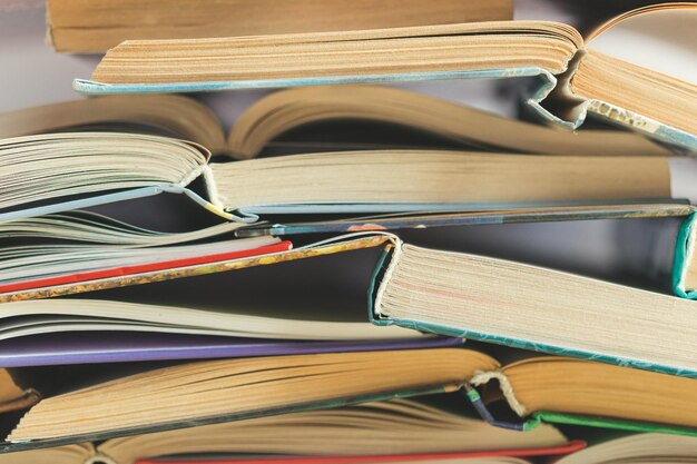 Composition avec des livres sur la table