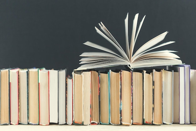 Composition avec des livres sur la table