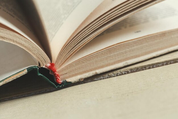 Composition avec des livres sur la table