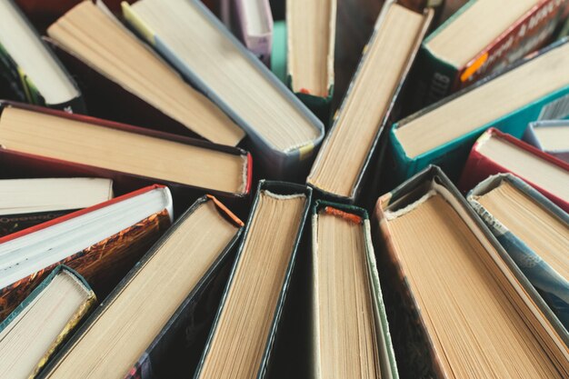 Composition avec des livres sur la table