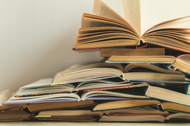 Composition avec des livres sur la table