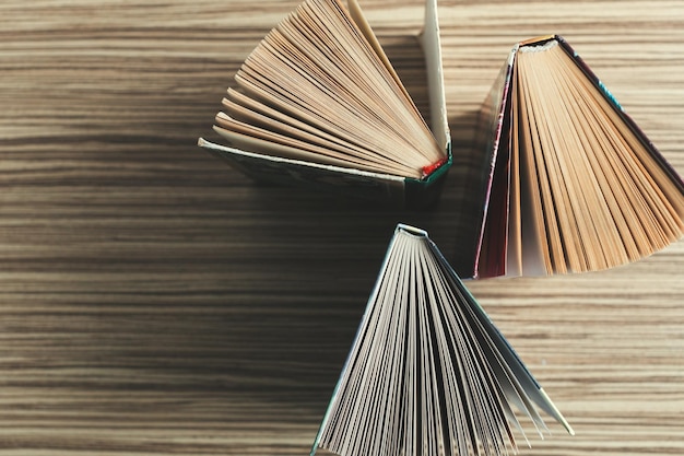 Composition avec des livres sur la table